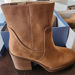 Universal Thread, Size 9, Cognac